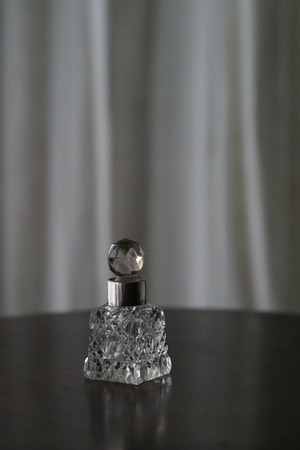 きらり、カットガラスの香水瓶 No.1-antique glass perfume bottle