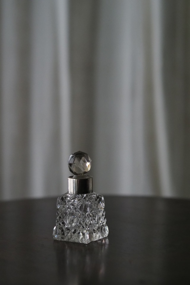 きらり、カットガラスの香水瓶 No.1-antique glass perfume bottle