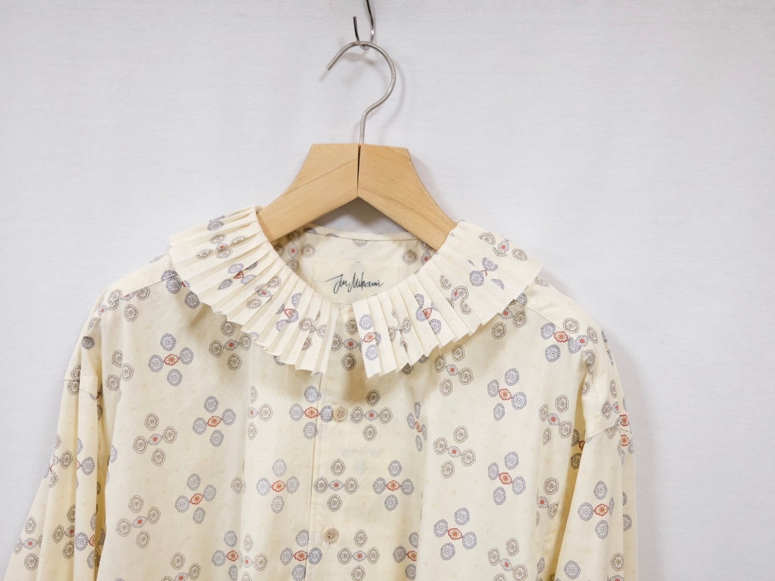 JUN MIKAMI “プリーツカラーシャツ” Red/Cream | Lapel online store