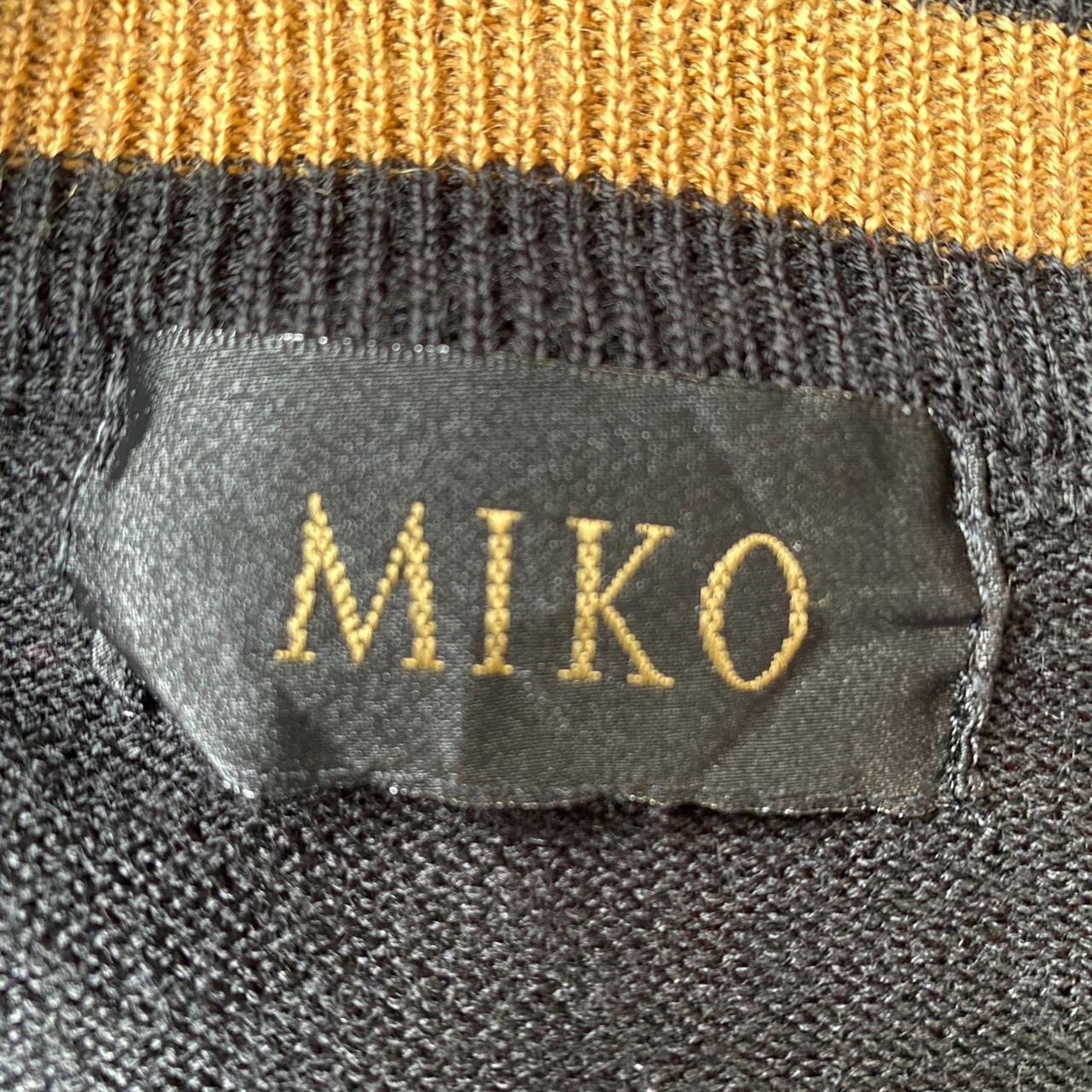 FENDI ニットセーター 吐い 半袖 ベージュ/黒 ロゴパターン 