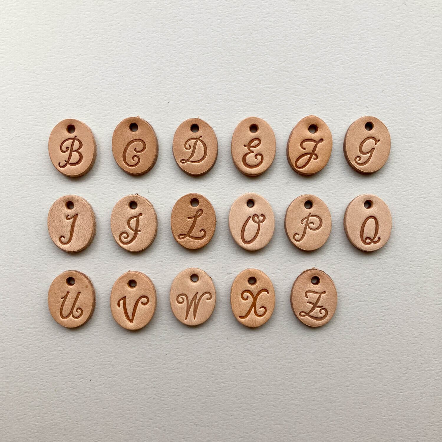 レザーイニシャルチャーム | Dua-アクセサリーパーツショップ