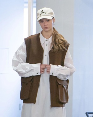 my beautiful landlet MELTON FABRIC ZIP VEST BROWN