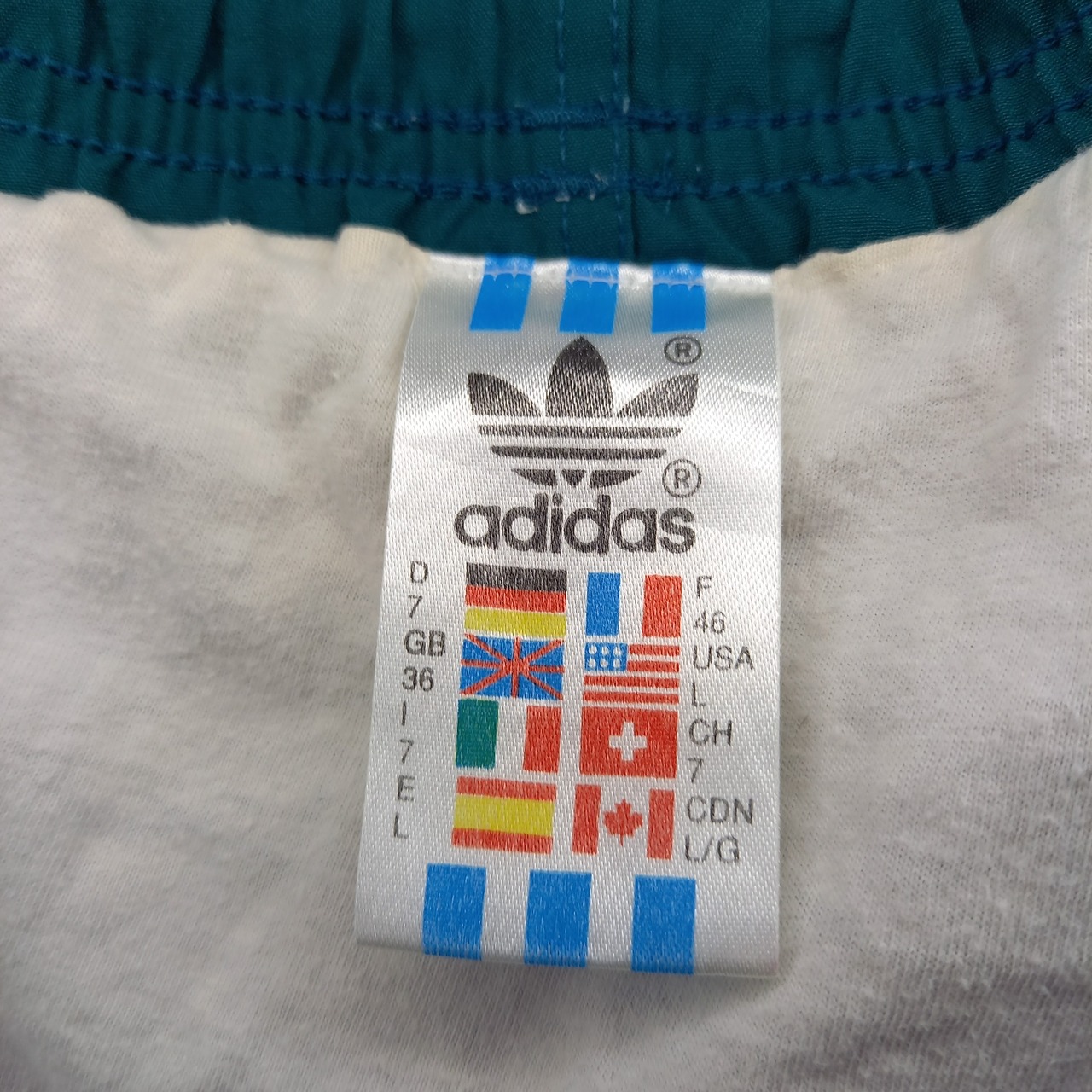 90s　アディダスオリジナルス　ナイロン　ショートパンツ　万国旗タグ　刺繍ロゴ