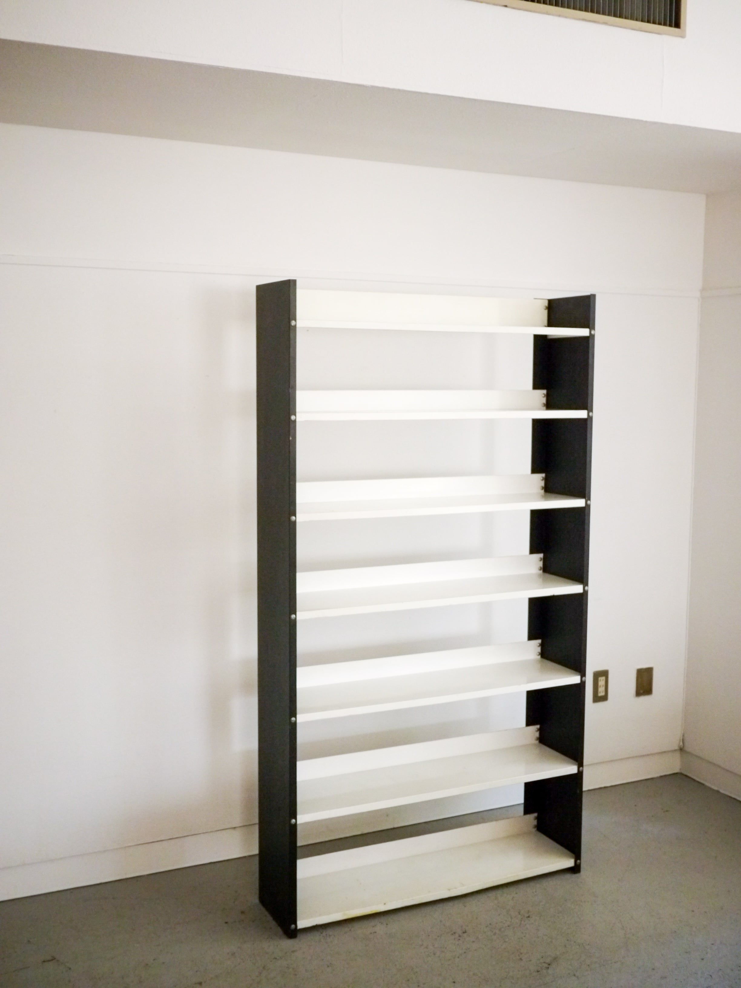 Pilastro book Shelf | NO AGE