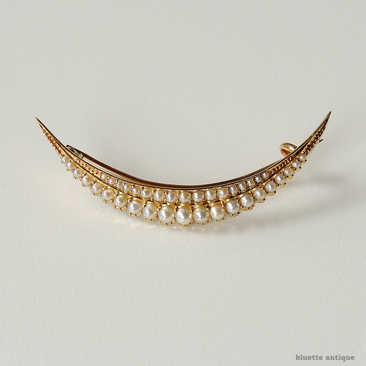 英国アンティークジュエリー 15ctゴールド 二重真珠 クレセント(三日月)ブローチ(ソーティングメモ付)