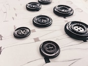 フランス 1900s 3.0c~ 幾何学の黒花とgalalithe製ボタンセットl アンティーク