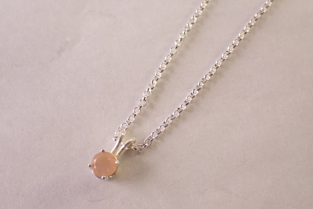 ピーチムーンストーンネックレス　0.73ct [D12‐162]