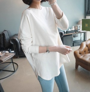 レディース トップス ロンT カットソー Tシャツ 丈長 長袖 ラウンドネック 襟なし コットン 大人可愛い シンプル カジュアル おしゃれ ラフ ルーズ 存在感 ベーシック ナチュラル 無地 春 秋 デート お出かけ 旅行 公園 女子会 休日 ショッピング コンサート ライブ お花見 カフェ ランチ 楽ちん プレゼント 体型カバー プチプラ 普段使い 着回し モテ インスタ映え 定番 M L XL 2XL 大きいサイズ ゆったり カラバリ 白 ホワイト 黒 ブラック ベーシックカラー 大人カラー