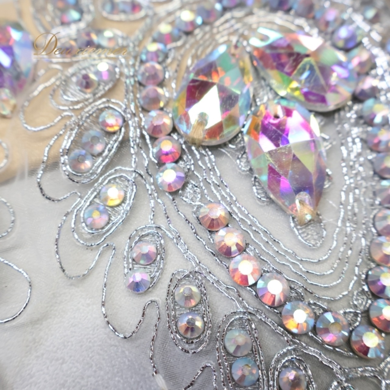 ベリーダンス オリエンタル 衣装 上下セット ブラック系 トップス スカート ベルト ベール アーム アーム飾り 腕飾り ラインストーン 黒 赤 スリット ラメ キラキラ 豪華 装飾 華やか かっこいい ダンス衣装 ステージ イベント シルバー系 レッド系