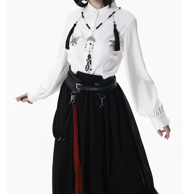 地雷系｜白に刻まれた赤刺繍が印象的 スタンドカラークラシカルブラウス｜SEASONZ