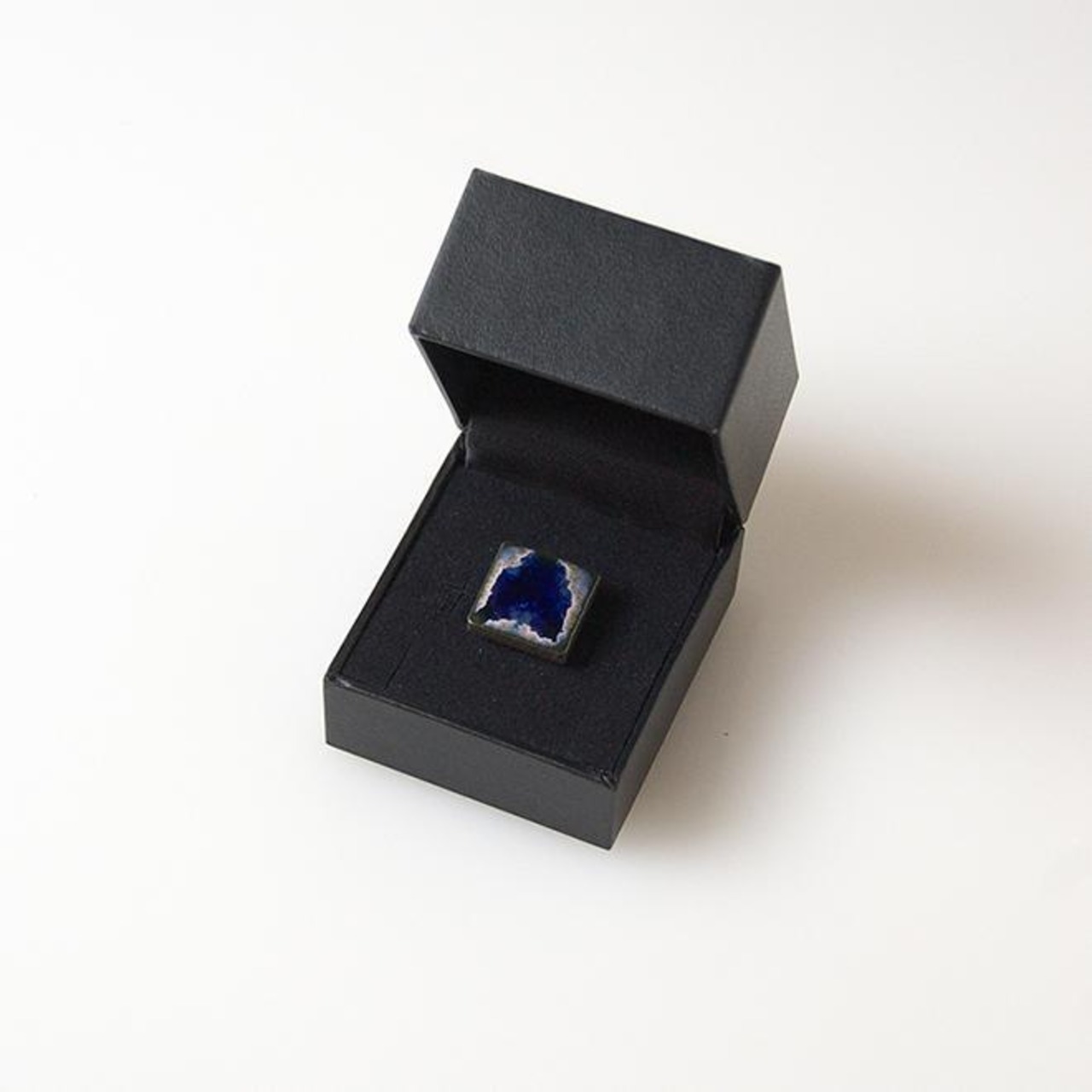 結晶 ピンバッチ