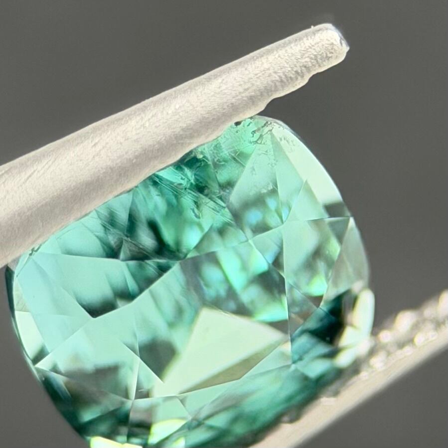 シーフォームグリーントルマリン 5.8x6.2mm, 1.13ct, アフガニスタン産