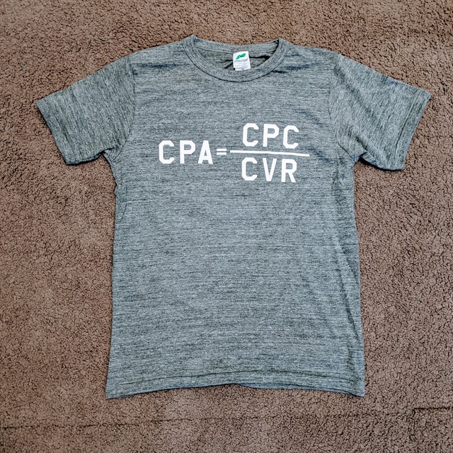 "CPA = CPC / CVR" グレーTシャツ【白プリント】