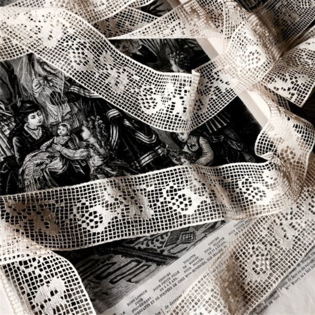 フランス 100x7.5c 薔薇たちの繊細な神殿とアンティークレース