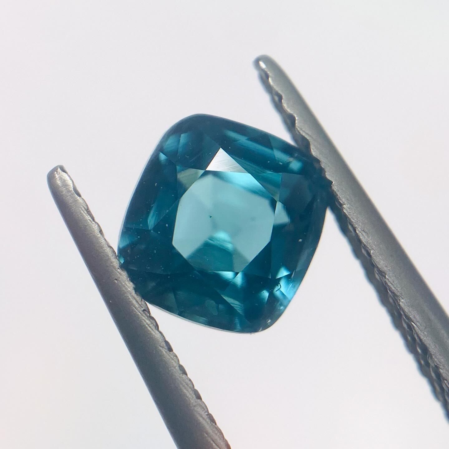 澄んだラグーンカラーのトルマリン