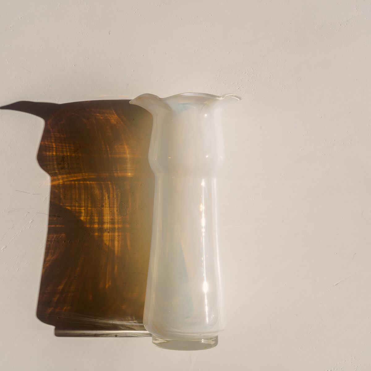 Milky Pearl Frill Vase