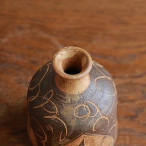 独特な模様が味わい深い、陶器のフラワーベース