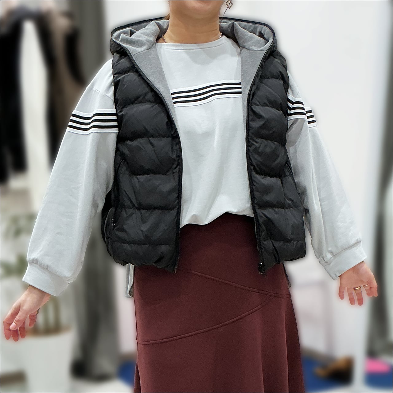 One of the green ショート丈リバーシブルダウンベスト (アイボリー/ブラック)