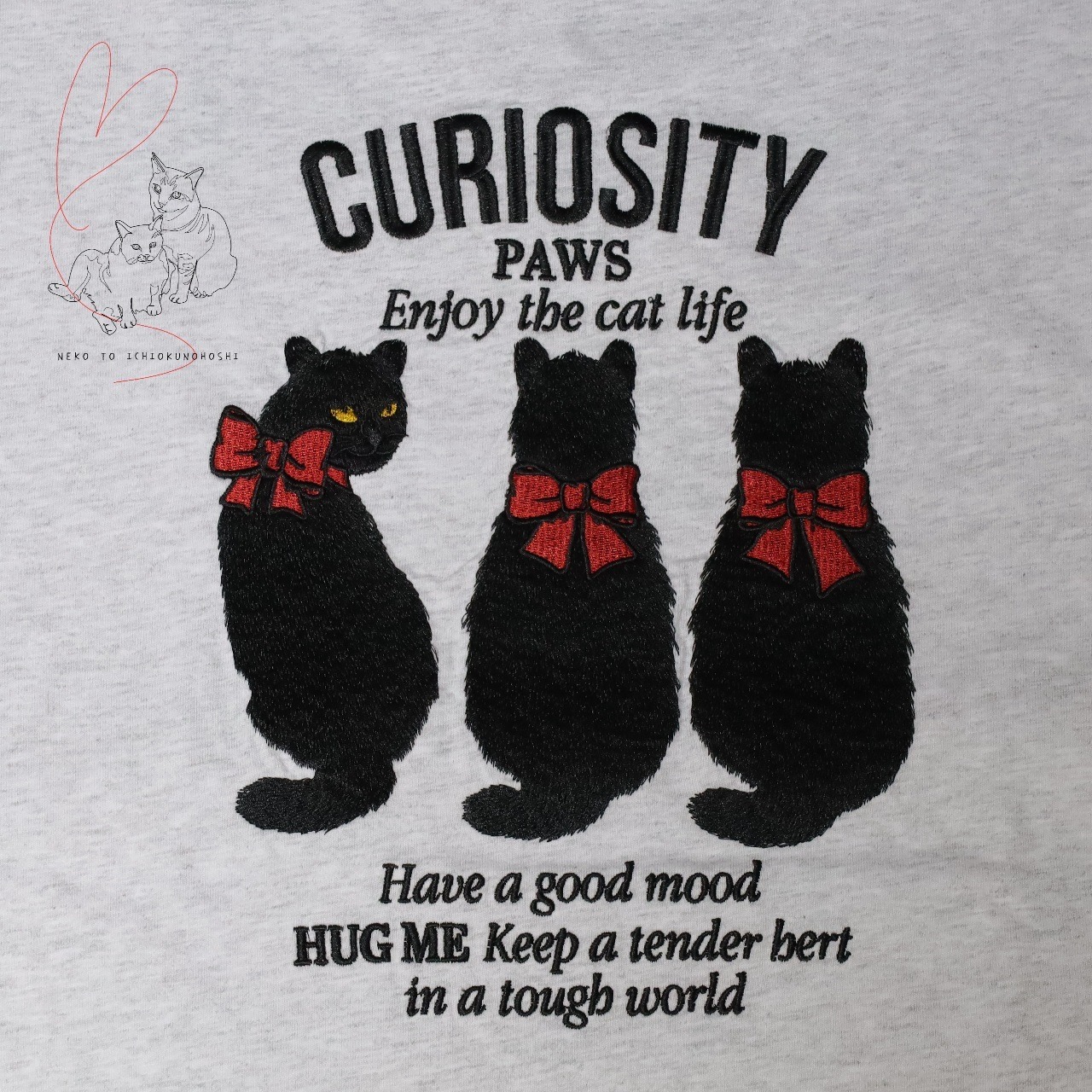 背中刺繡の黒猫がかわいいロングTシャツ　オートミール