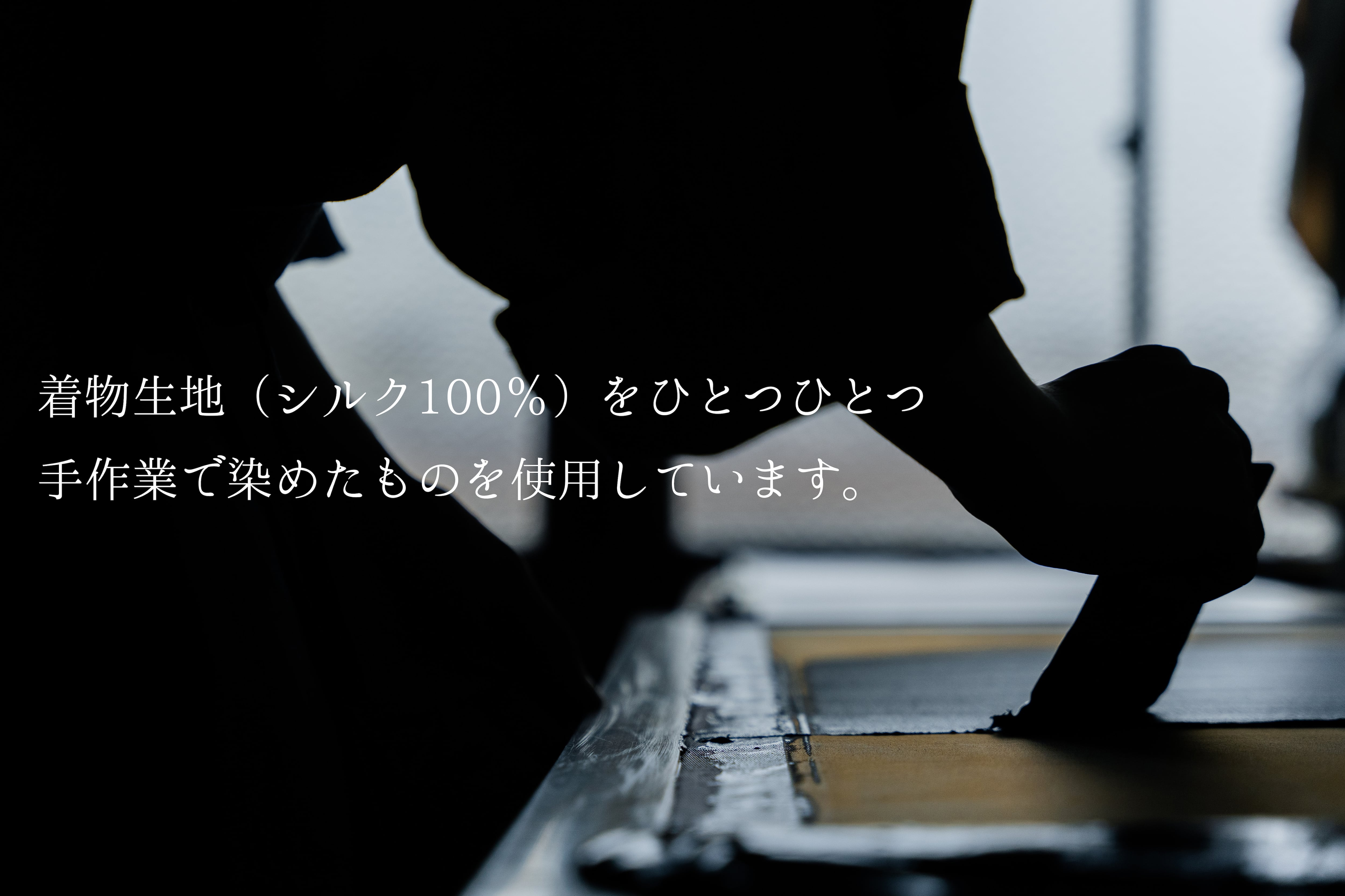 金彩クッション / 黒地に丸花と光琳鶴 螺鈿仕様 | NOB MIYAKE