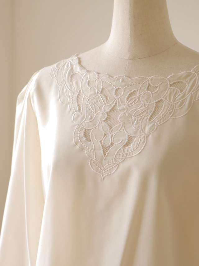 ●flower embroidery  puff sleeve pullover blouse