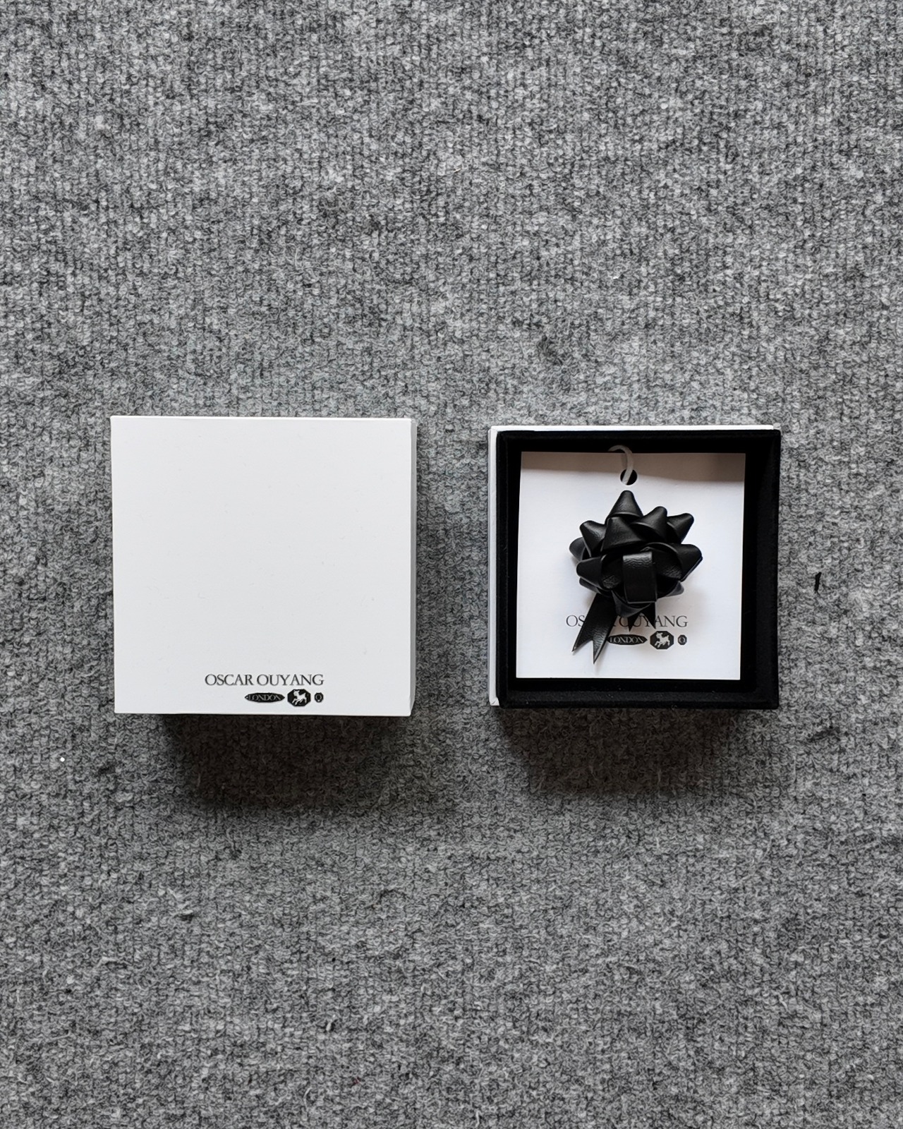 【26/AW Oscar Ouyang】Black leather rossette bow badge