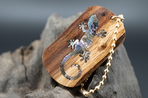 【王族の愛した銘木】 ハワイアンコア ツートン ドッグタグ 象嵌 木登りトカゲ