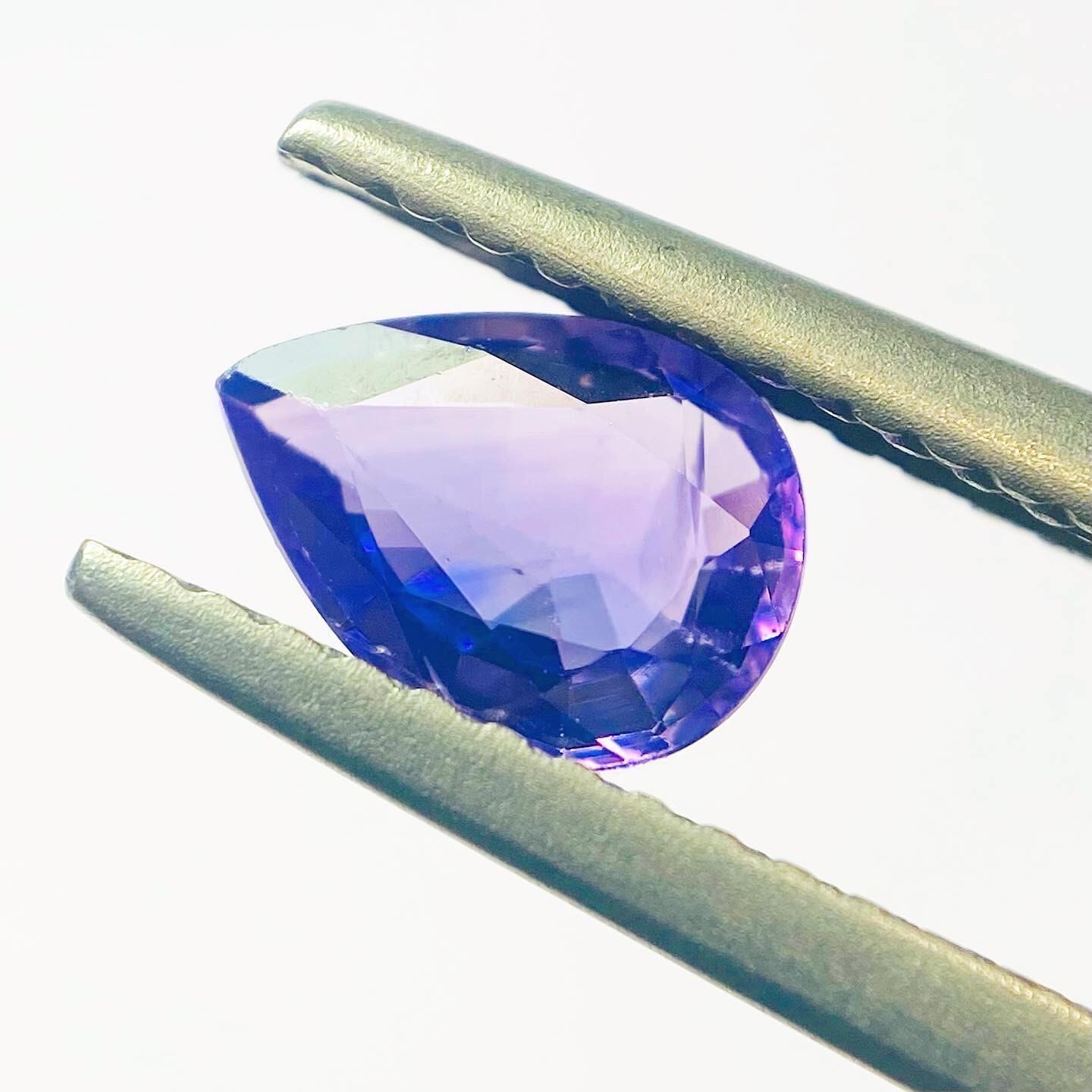 儚くも鮮やかなバイオレットサファイア