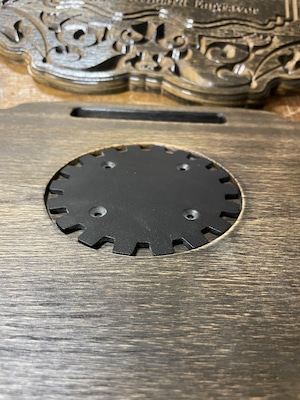 ヴィンテージ風彫刻テーブル（ダークシルバー）