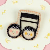 < moë > おんぷちゃん brooch