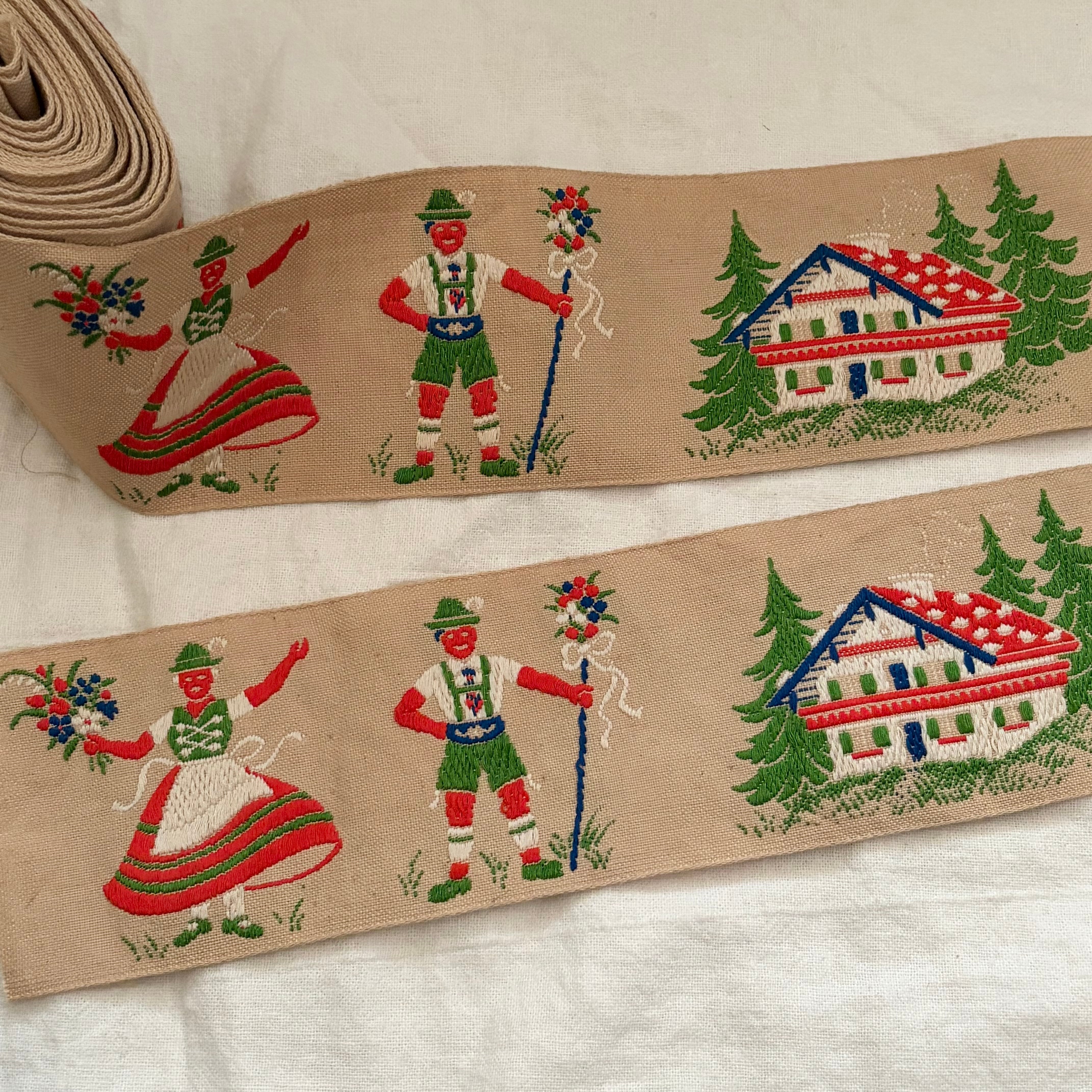 リースが刺繍された布 | tsuitachi craft&brocante