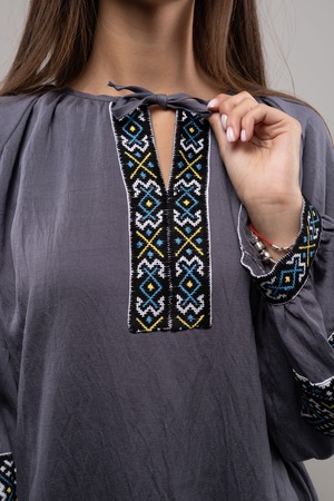 ウクライナ刺繍ヴィシヴァンカ グラージュ・ニジンカ（平行縫い）　手刺繍　ワンピース　麻　レディース・フリーサイズ