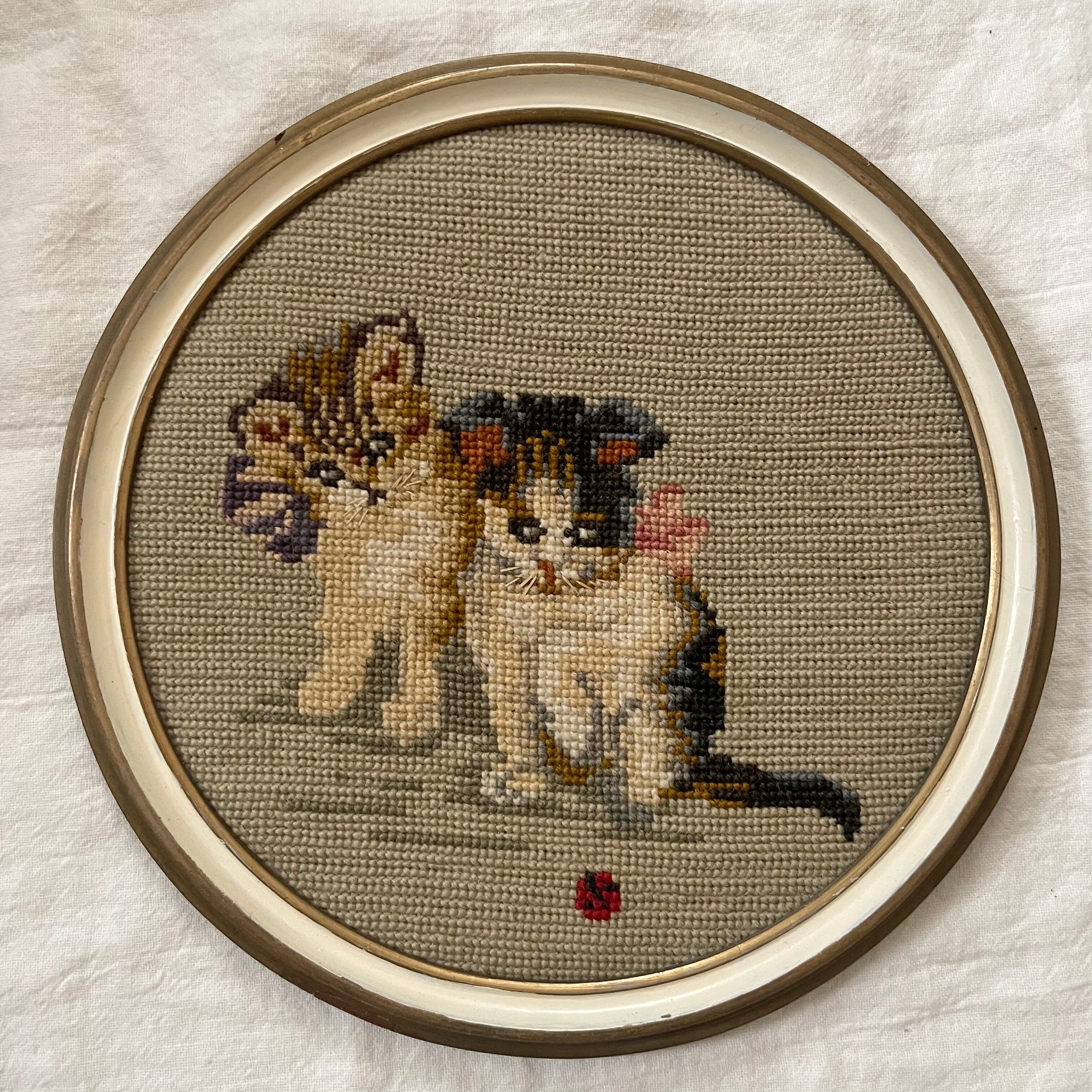 2匹の猫の織物の壁飾り