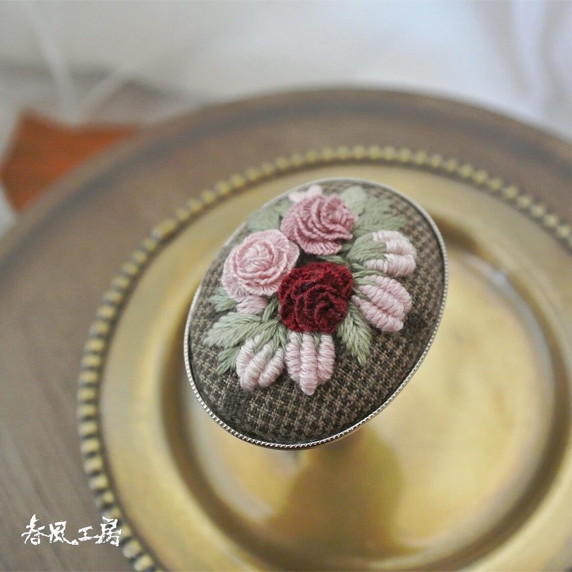 立体刺繍】アンティーク風な薔薇のブローチ | PAY ID