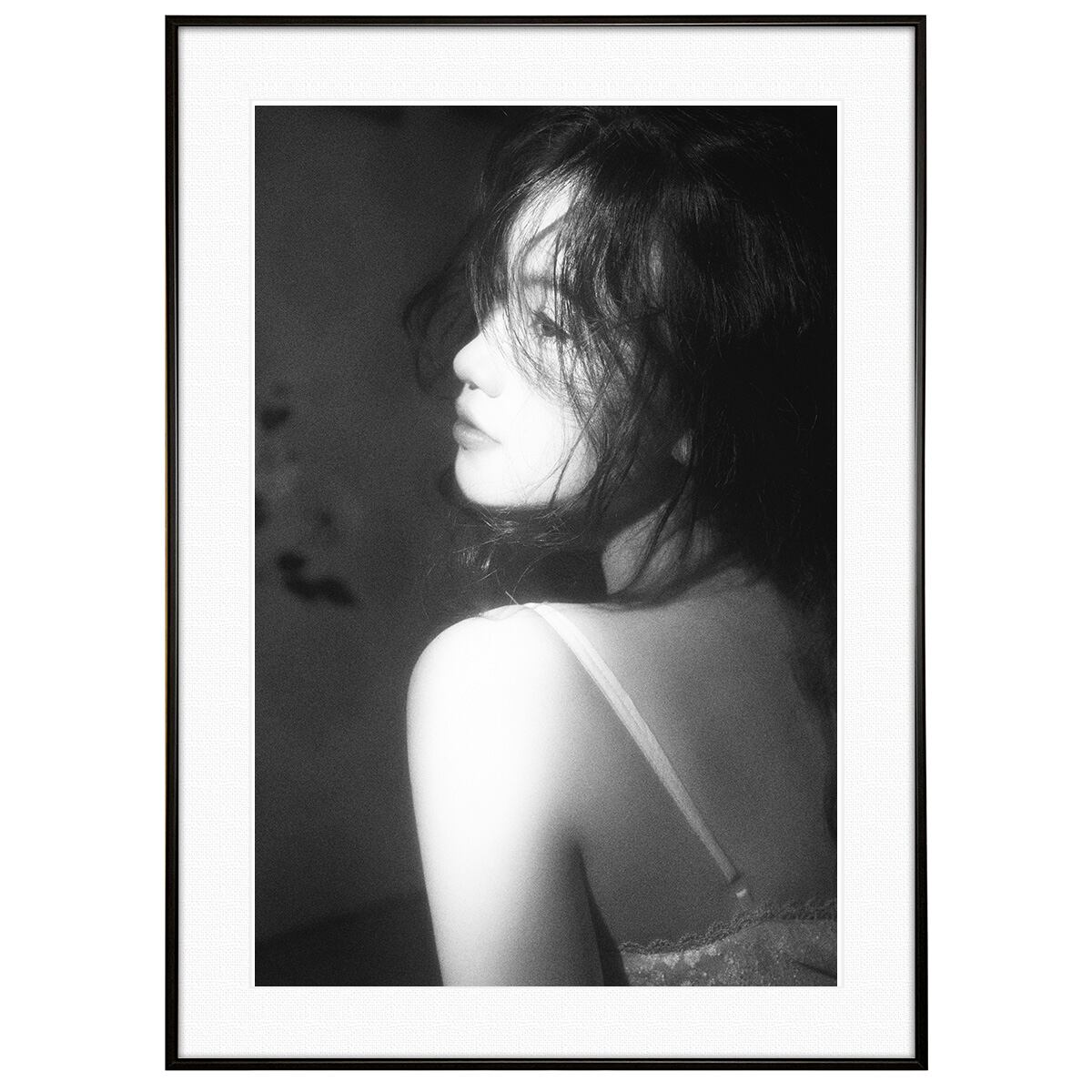 人物写真 窓の外を見る女性の背中 インテリアアートフォト モノクロポスター額装 AS4377