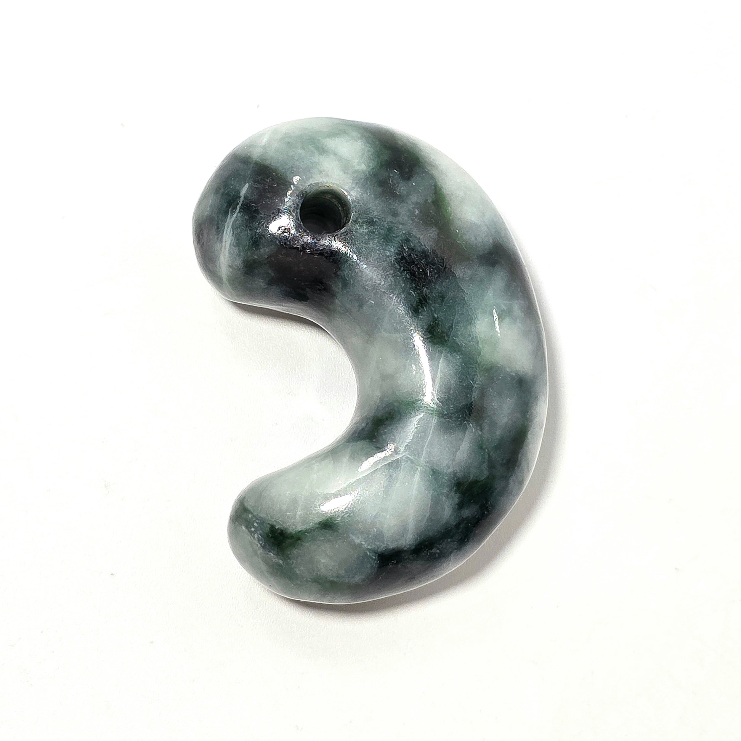 勾玉 | 糸魚川翡翠工芸家 赤羽可行BASE