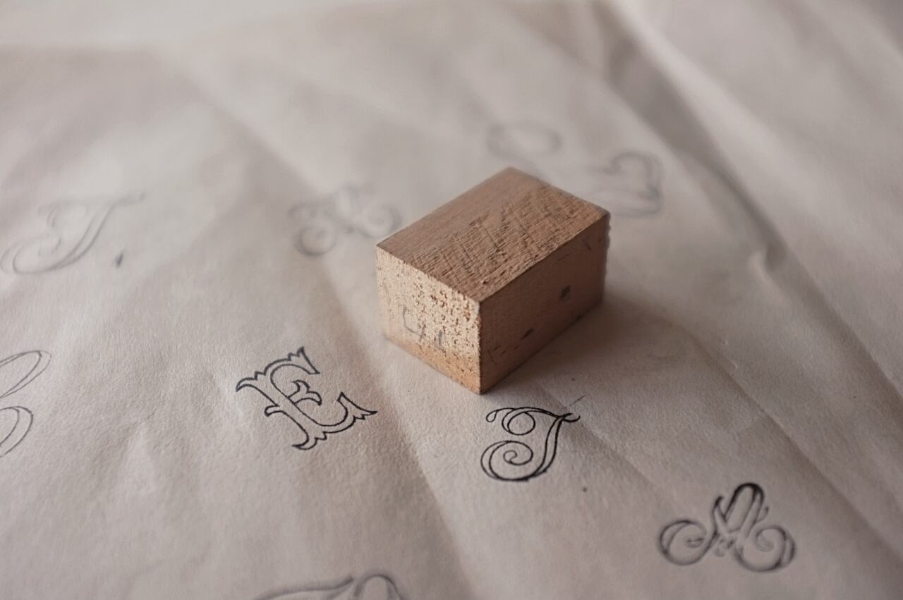 フランス 2.3c 突起物のあるEとモノグラムと刺繍用スタンプ