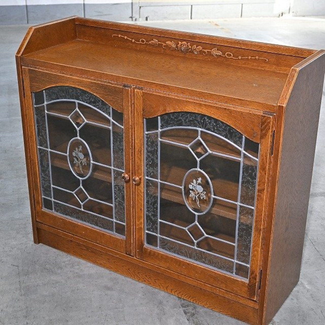 ★三越ブルージュ キャビネット A オーク材 ステンドグラス 飾り棚 ガラス 収納 食器棚 本棚 リビング キッチン カントリーハウス BRUGGE