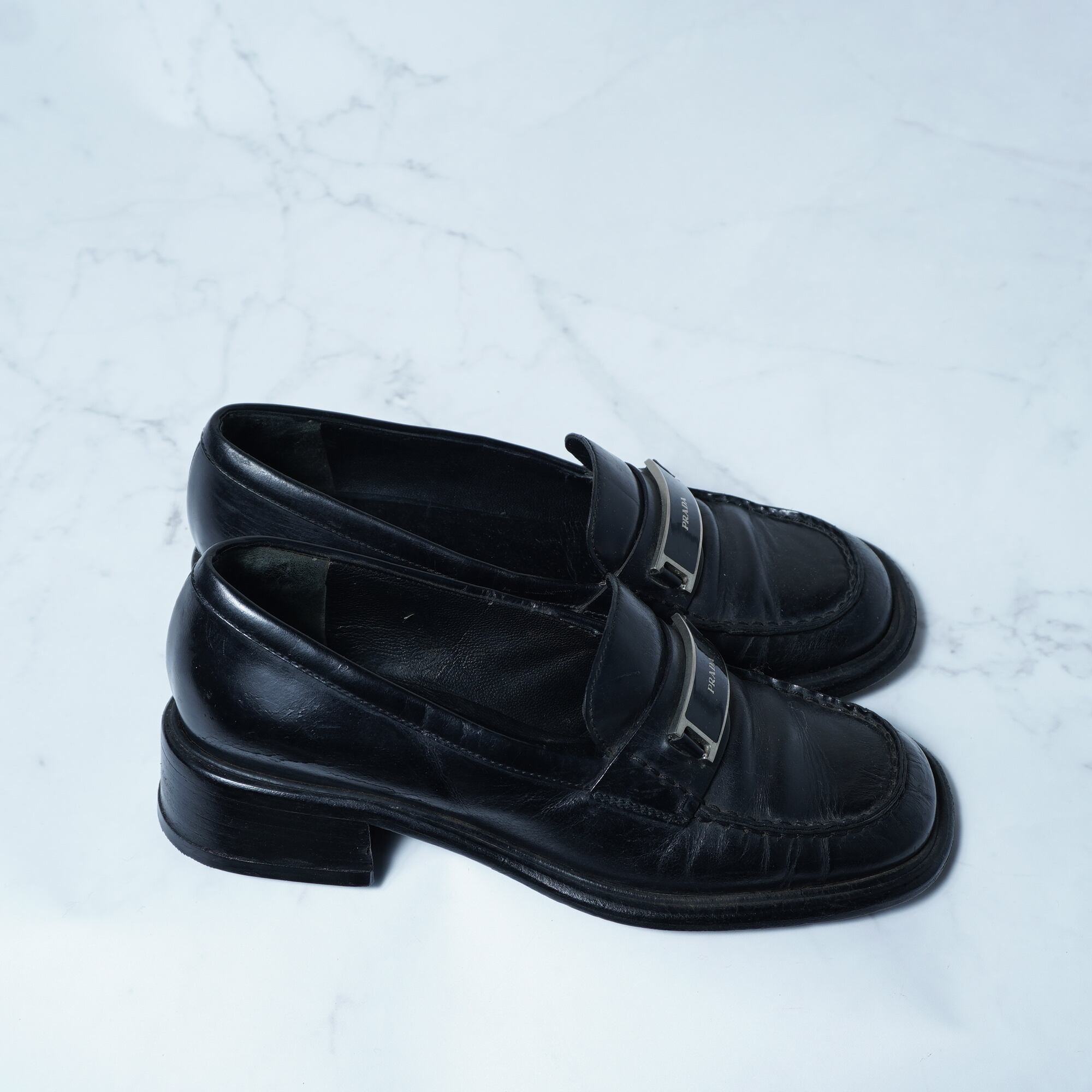 PRADA ブラックレザー ローファー プレート ロゴ プラダ スクエアトゥ PRADA】プラダ 