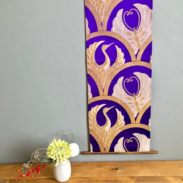 帯のタペストリー　鮮やかな紫に輝く鶴と蝶　着物リメイク インテリア　正月飾り　掛け軸