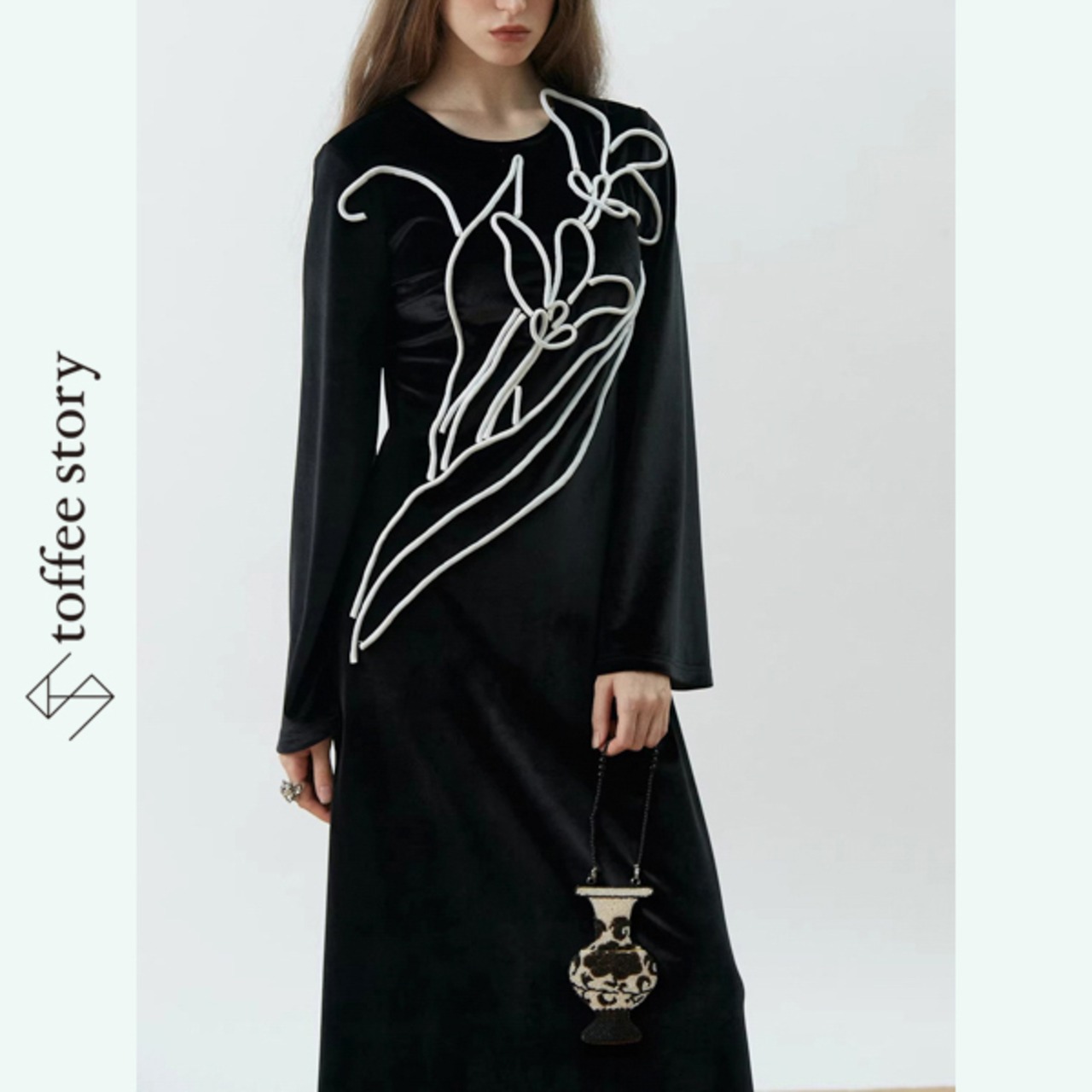 黒に浮かぶ白花の調べ：マキシブラックドレス《XU0274》