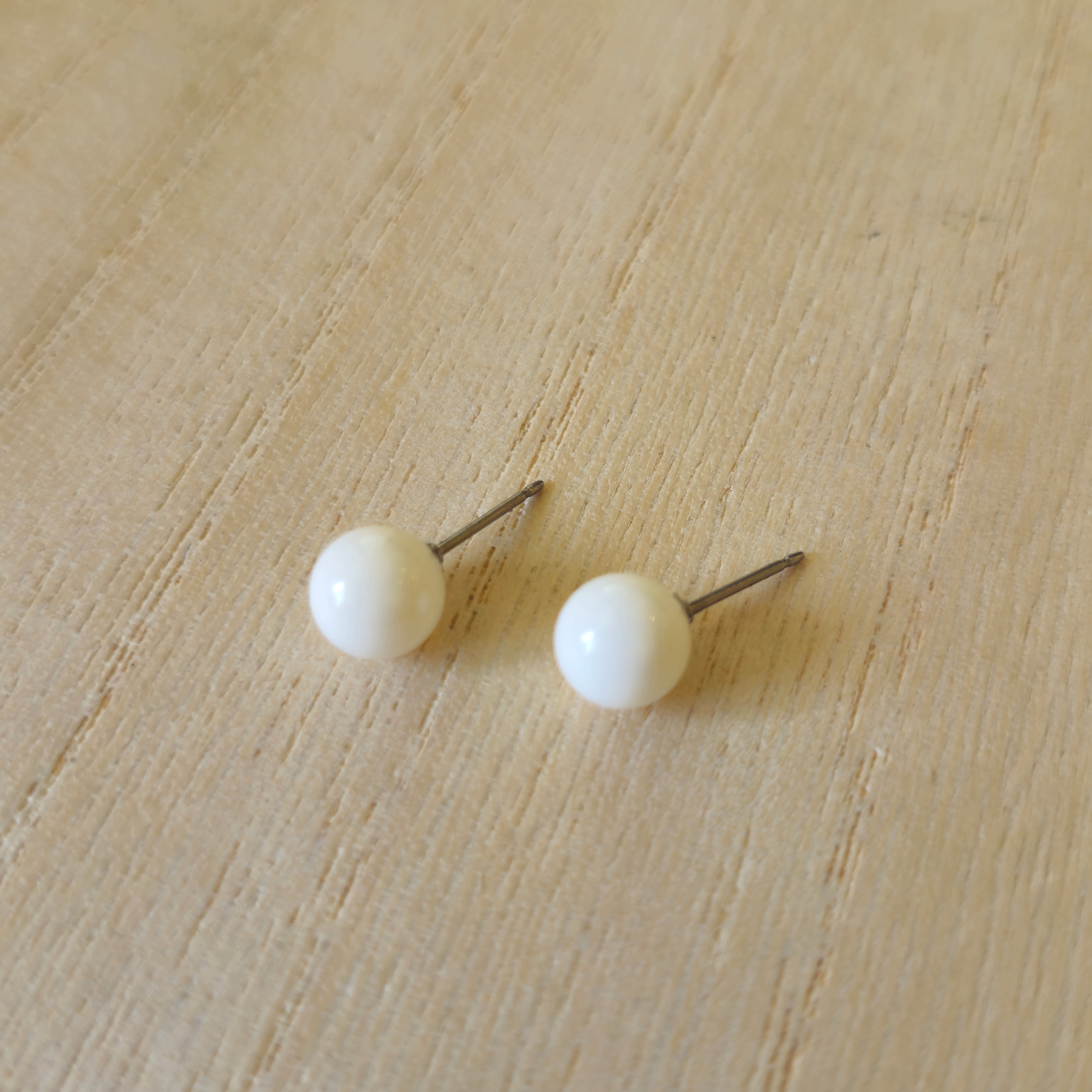 白珊瑚玉ピアス チタン 【商品紹介動画が商品説明からご覧いただけます