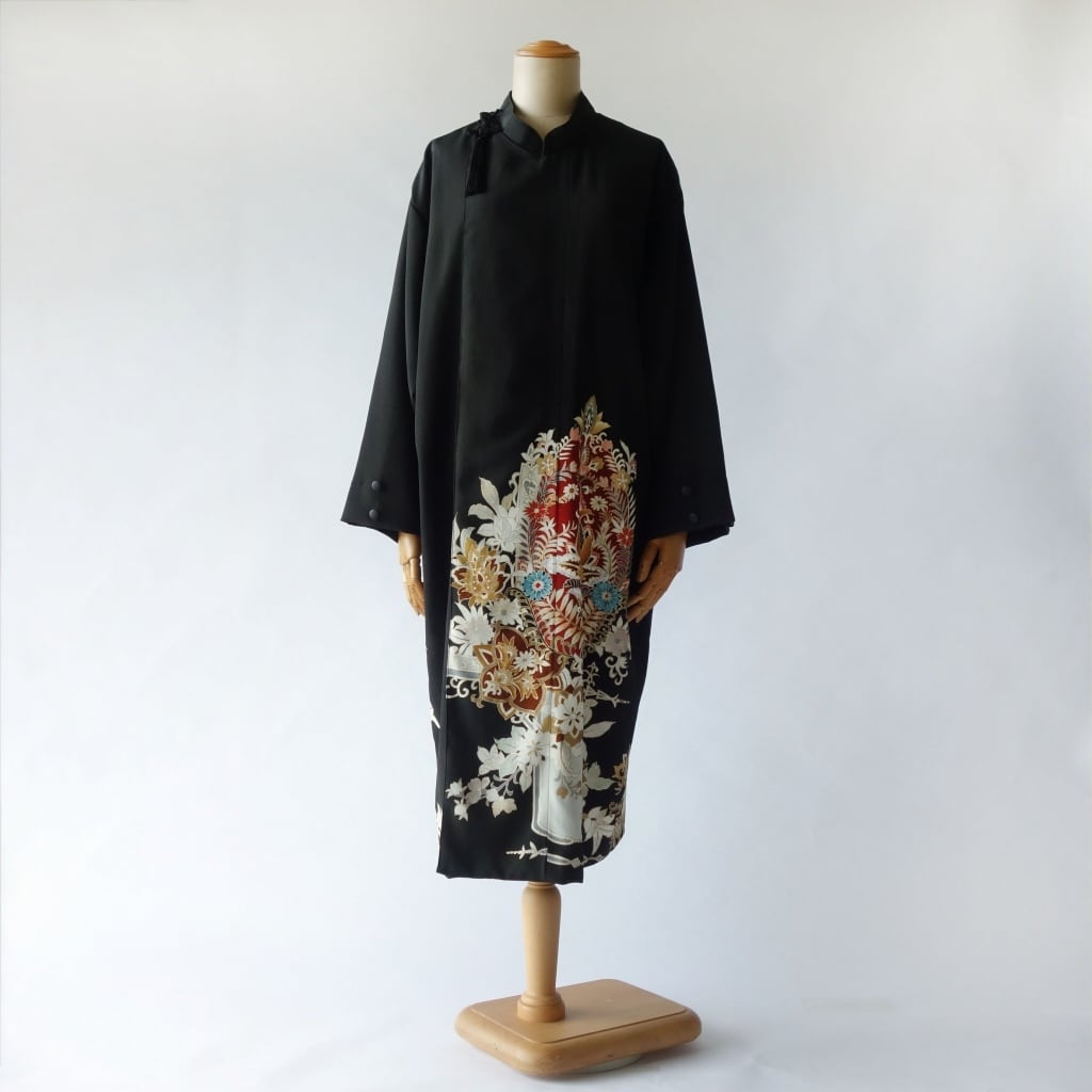 着物リメイク 黒留袖ワンピースコート 正倉院柄 タッセル飾り | 和遊