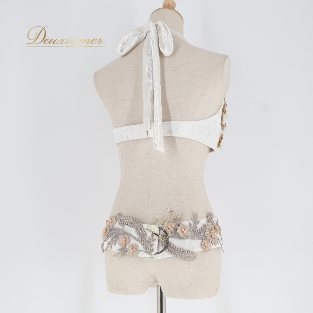 ベリーダンス オリエンタル 衣装 トップス ベルト セット ホワイト系 蝶 花 アーム アーム飾り 腕飾り ラインストーン チェーン 白 金 かわいい 爽やか 明るい ダンス衣装 ステージ イベント キラキラ 華やか シルバー系 ゴールド系