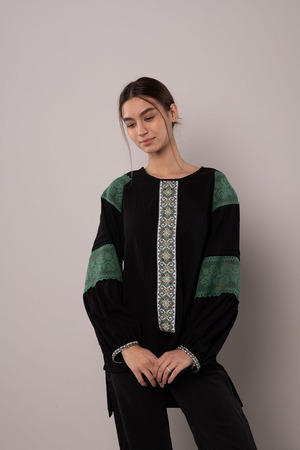 ウクライナ刺繍ヴィシヴァンカ　手刺繍　麻　レディース・フリーサイズ