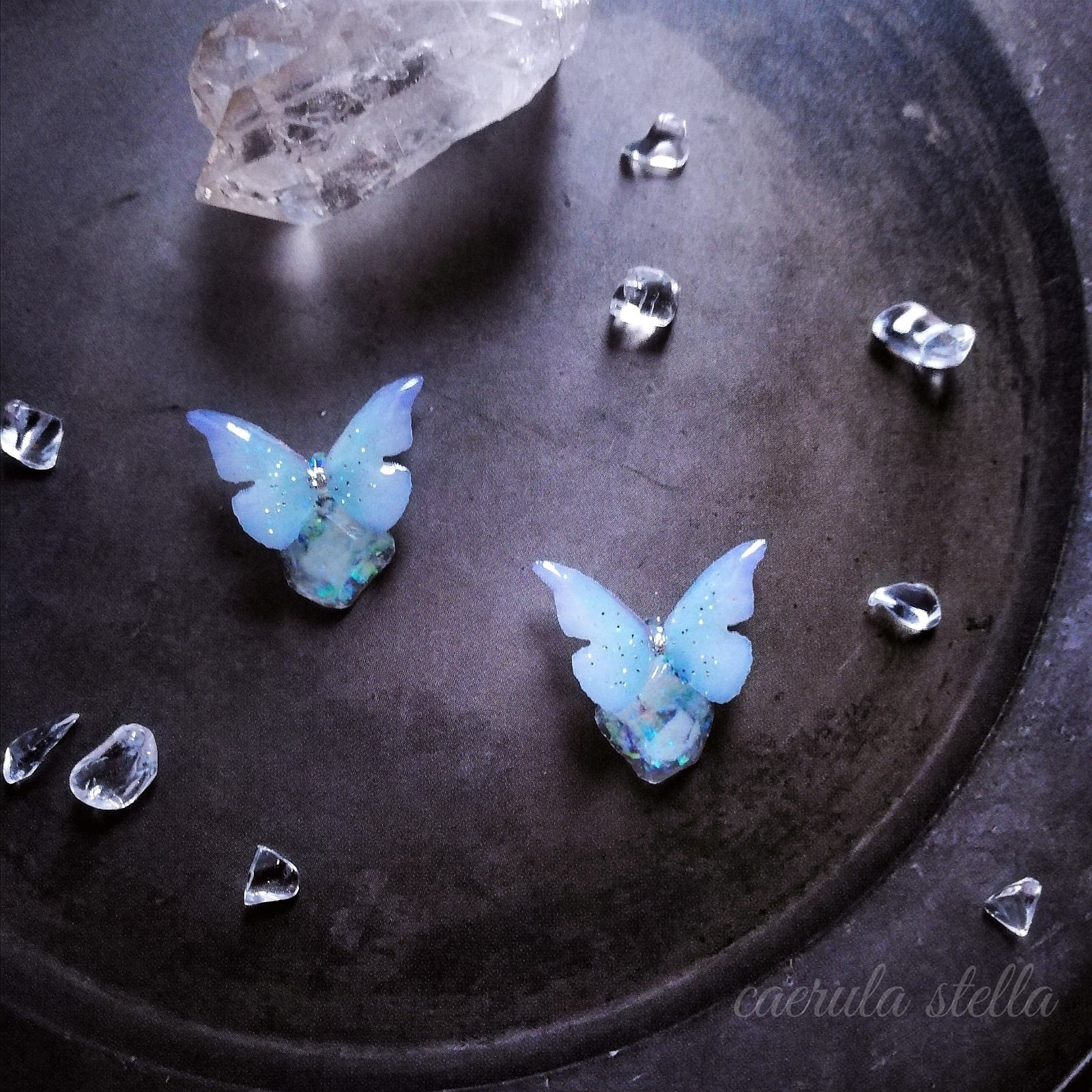 【608】青い蝶のピアス／イヤリング／鉱石形／レジン 608】青い蝶のピアス／イヤリング／鉱石形／レジン