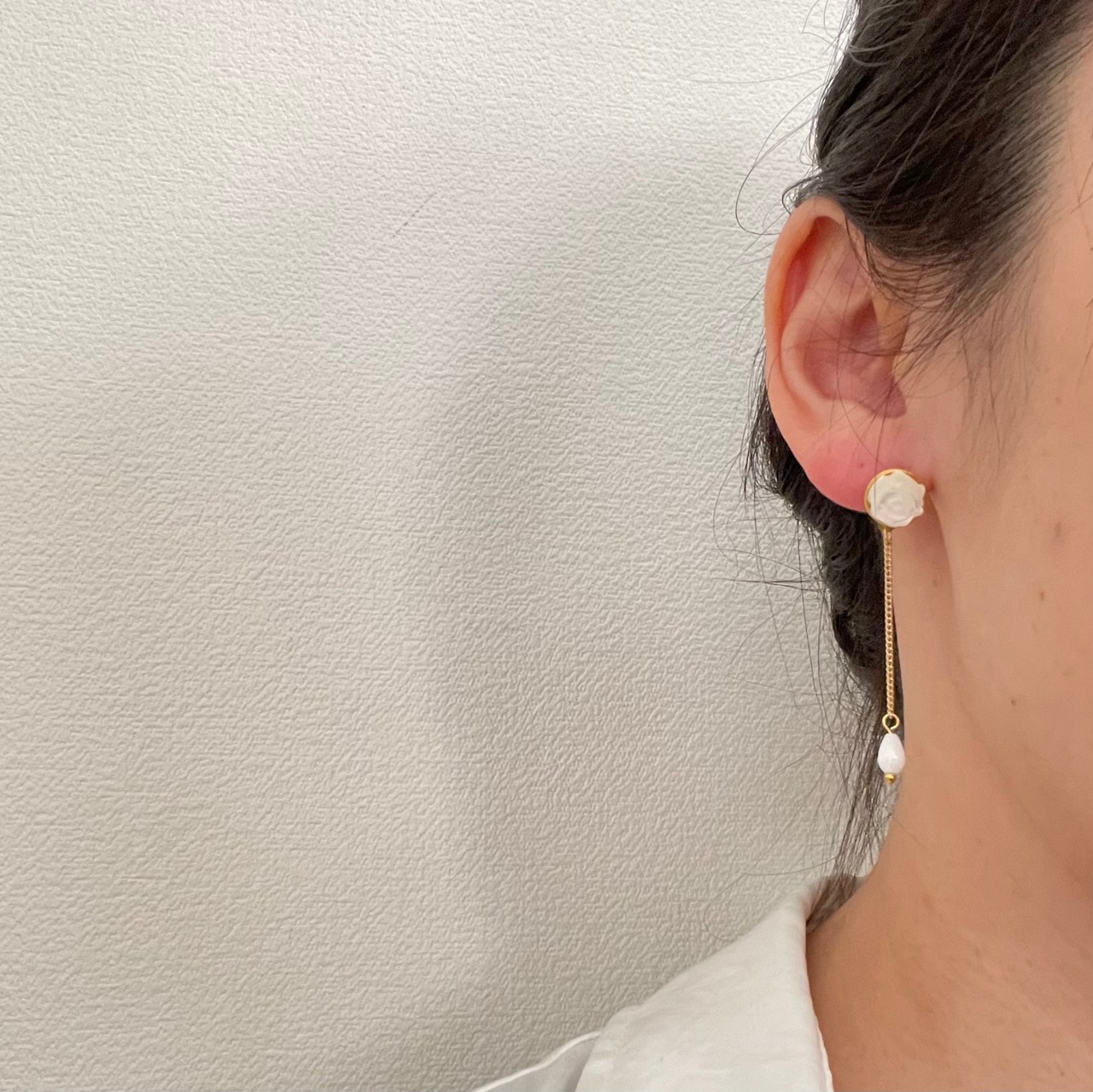バラの形のシェルとシェルビーズのアシンメトリーピアス | Bell.&.my