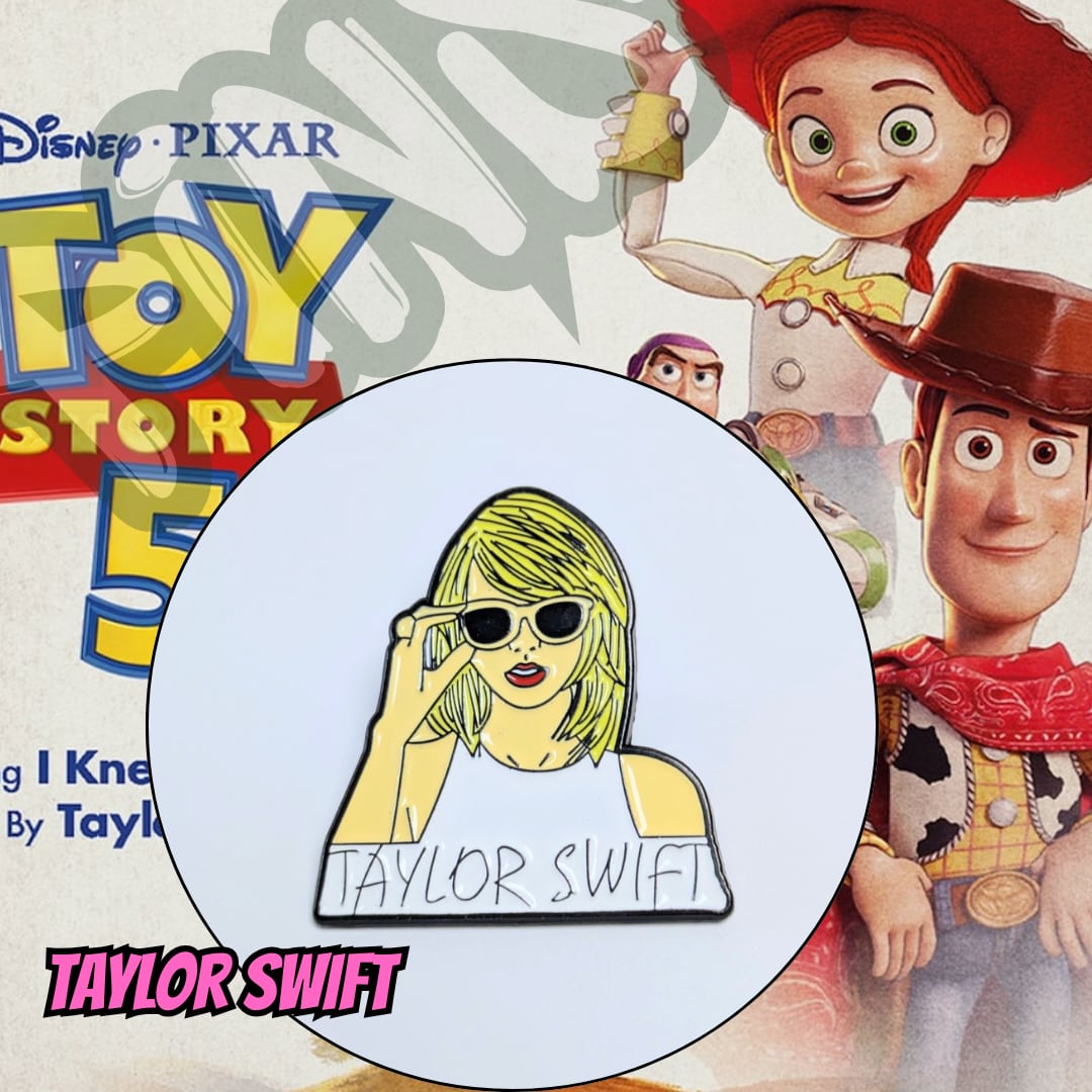 送料無料！ ★ピンズ PINS★ピンバッジ 【 Taylor Swift（ テイラースウィフト / スイフト ）】 〚アメリカン雑貨 アメトイ〛