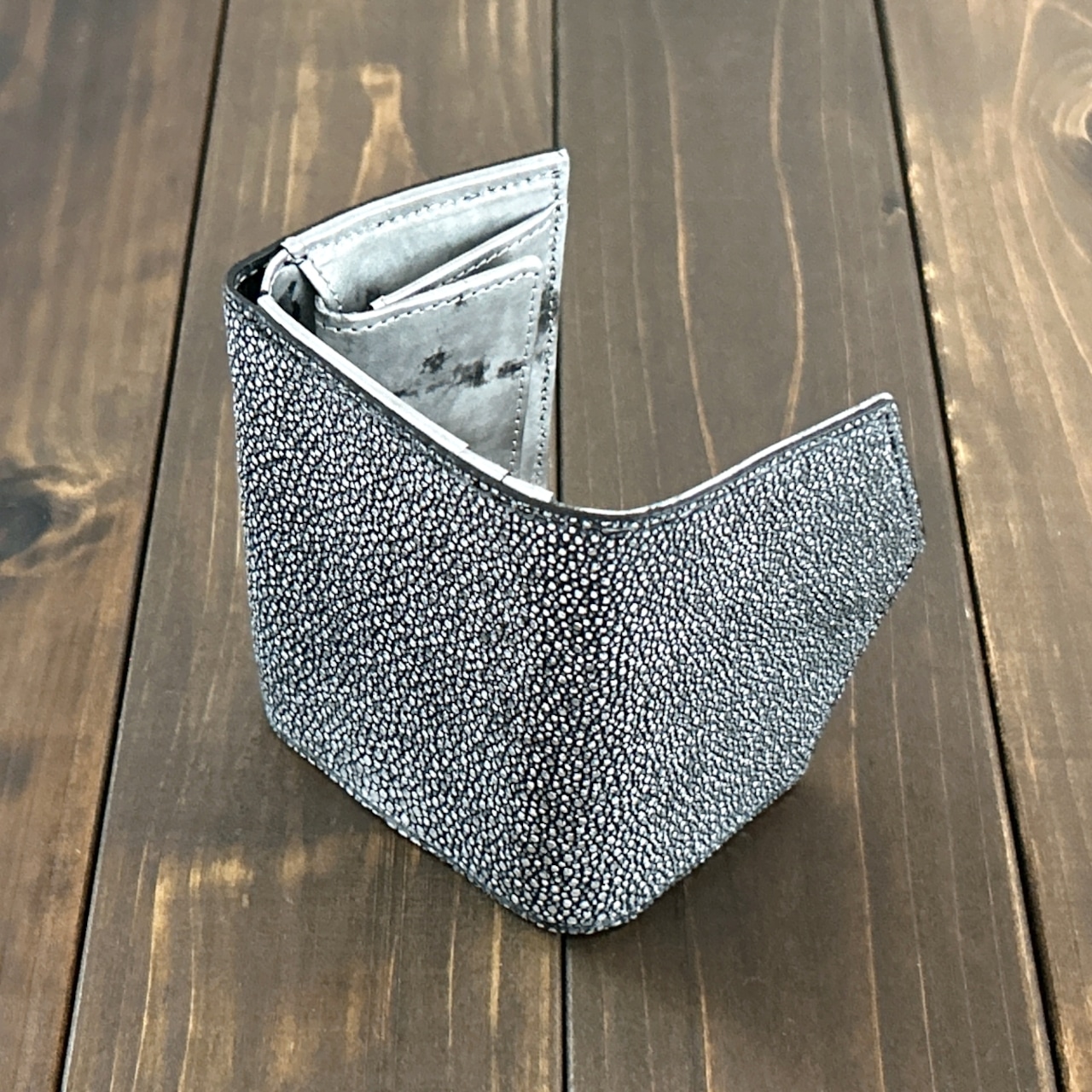 スティングレイ コンパクトウォレット ダイヤモンド
