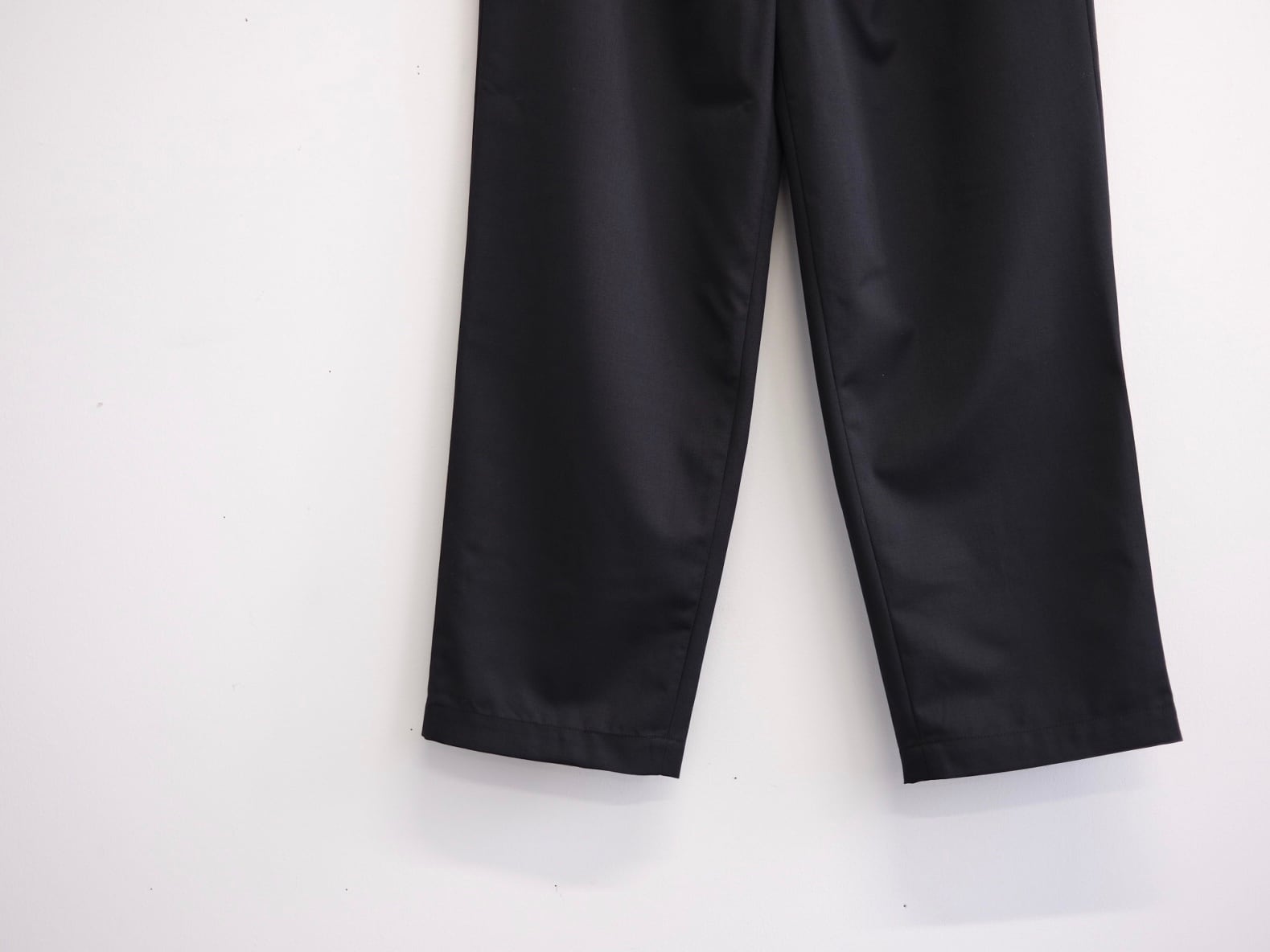 UNIVERSAL PRODUCTS.” WOOL EASY TROUSERS” | Lapel online store